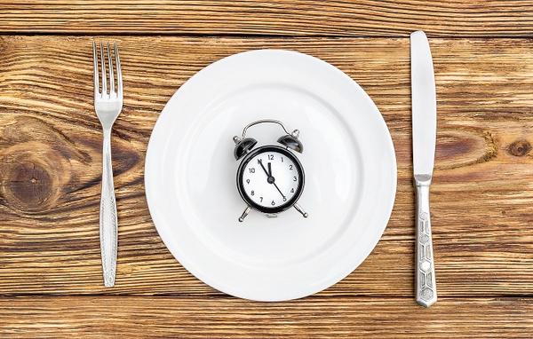 Study Reveals the Time of Day (or Night) You Eat Connects to Cancer Risks